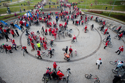 Gdansk. Parking pod Ergo Arena. Coroczna akcja Mikolaje...
