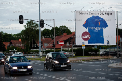 Gdansk. Nowo postawiona, tablica reklamowa, ktora spowodowala...