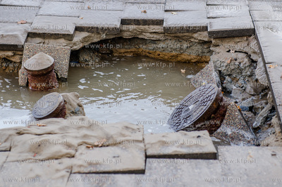 Gdansk. Awaria sieci wodociagowej na skrzyzowaniu ulic...