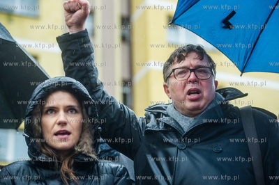 Gdansk. Plac Solidarnosci. Wiec dla obrony demokracji...