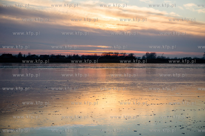 Skuta lodem Martwa Wisla na wysokosci mostu pontonowego...
