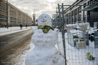 Sniezne balwany ustawione na kampusie Politechniki...
