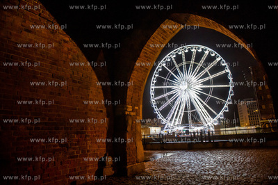 Gdansk. Wyspa Wpichrzow. Uruchomienie kola widokowego...