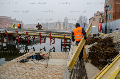 Gdańsk. Budowa zwodzonej kładki na wyspę Ołowianka....