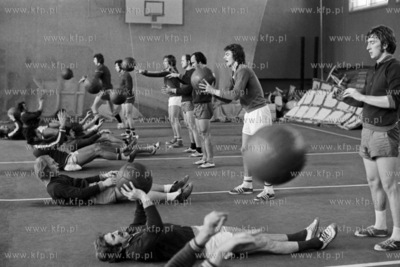 Trening piłkarzy Arki Gdynia w hali sportowej WSWF...