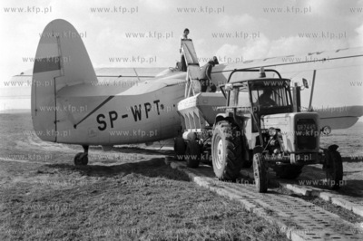 Prace rolne w PGR w Rusocinie. Na zdjęciu nawożenie...