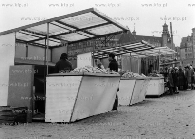 Stragany z warzywami i owocami na Targu Węglowym w...