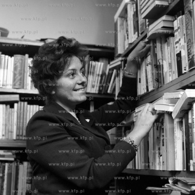 Jadwiga Wasiak, kierowniczka księgarni morskiej przy...