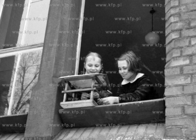 Uczennice dokarmiają ptaki. (lata60). 1965 0008468z...