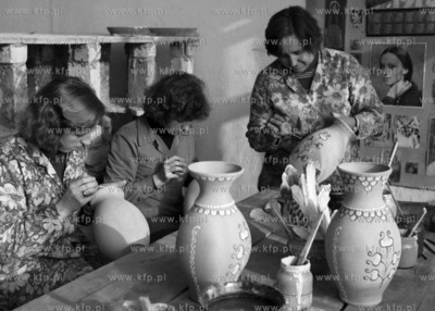 Warsztaty malowania ceramiki. (lata60).
1965
0004207z
Fot....