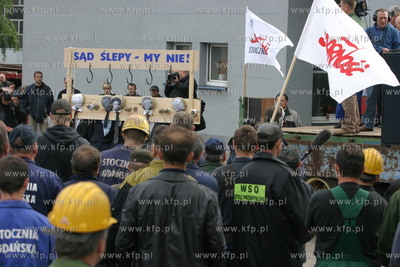 Wiec ok. 300 pracownikow Stoczni Gdanskiej . Stoczniowcy...