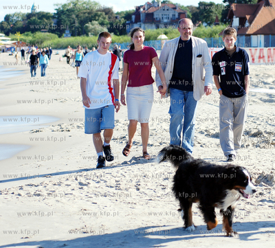 Aktor Marcin Tronski z rodzina na plazy w Sopocie....