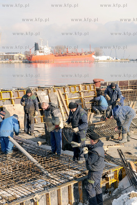 Gdynia. Remont nabrzeza przy Molo Poludniowym (dawny...
