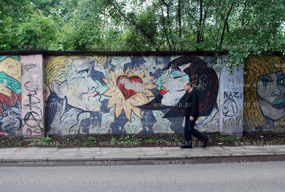 Murales - prace artysty Rafala Roskowinskiego na ulicy...