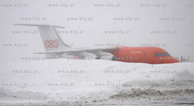 Mgla na zasniezonym lotnisku w Gdansku rebiechowie.
13.01.2010
fot....