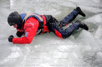 Gdynia, port jachtowy. Jak przetrwac na zamarznietym...
