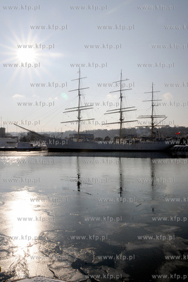 Zima w Gdynskim porcie i okolicy. Nz. Dar Pomorza -...