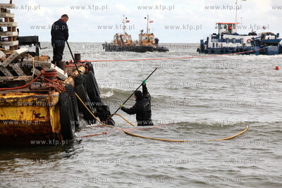 Sopot. Silny polnocny wiatr towarzyszacy sztormowi...