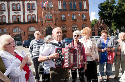Slupsk. Sluchacze Uniwersytetu Trzeciego Wieku spiewaja...