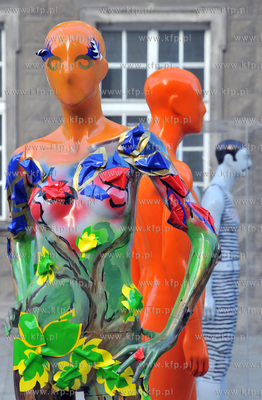 200 naturalnej wielkosci manekinow symbolizujacych...