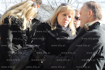 Gdynia. Zlozenie wiencow i wiazanek kwiatow pod Plyta...