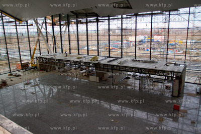 Wnetrze wykanczanego nowego terminala pasazerskiego...