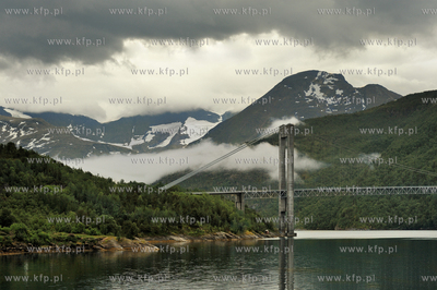 Norwegia.  Ofotfjord w polnocnej czesci kraju, NZ.most...