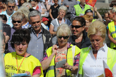 Kupcy z gdyńskiej hali targowej przeszli ulicami Gdyni...