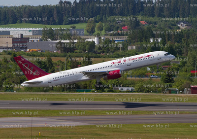 Gdansk, Rebiechowo. Nz. Boeing 757-28A Omni Air International....