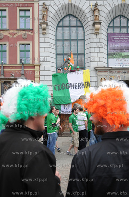 Gdansk. Kibice z Hiszpanii i Irlandii opanowali gdanska...