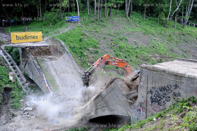 Wyburzanie Mostku Weisera Dawidka na gdanskiej Strzyzy....