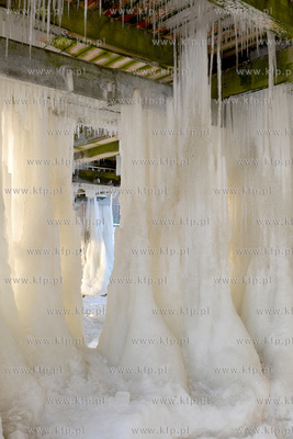 Gdynia Orlowo w zimowej szacie. Oblodzone filary orlowskiego...