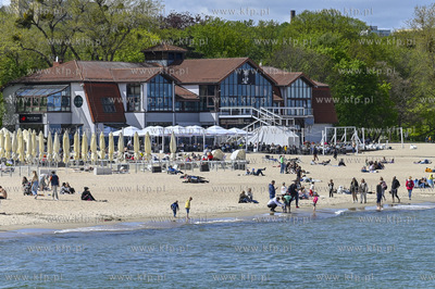 Sopot. Sloneczna i ciepla niedziela w Sopocie sprzyjala...