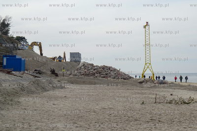 Jastrzębia Góra. Prace zabezpieczające klif sztormowymi...