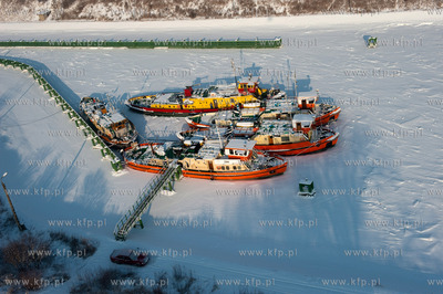 Przegalina z lotu ptaka. Lodolamacze stoja wmarzniete...