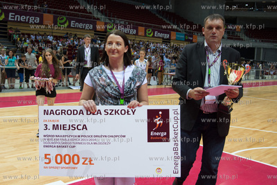 Niemal 80 000 mlodych koszykarzy z ponad 6 500 szkol...