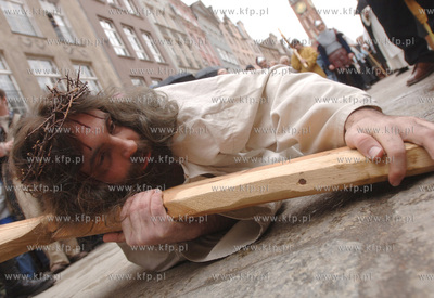 Wielki Piatek. Droga Krzyzowa na ulicach Gdanska. Jezus...