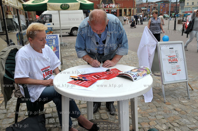 Dworzec Glowny PKP w Gdansku. NSZZ Solidarnosc zbiera...