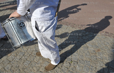 Gdansk. Citi Forum. Parada z udzialem bebniarzy, tancerzy...