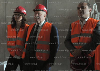 Prezydent Lech Walesa zwiedzal budowe Europejskiego...