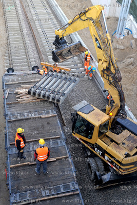 Gdansk Matarnia. Budowa torowiska, ukladanie podkladow...
