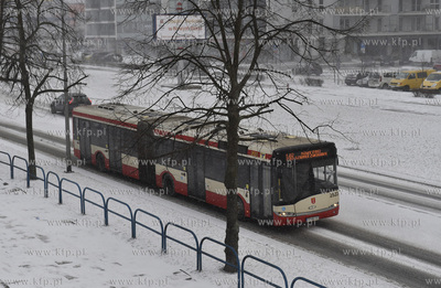 Gdańsk. Śnieżyca na Przymorzu. Na. autobus linii...