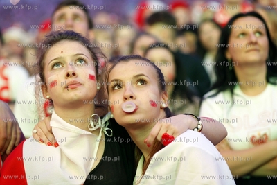 Gdansk. Mistrzostwa europy w pilce noznej. Kibice ogladaja...