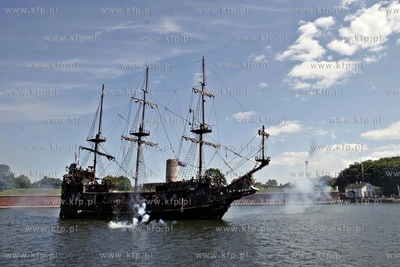 Inscenizacja bitwy morskiej w okolicy Twierdzy Wisloujscie....