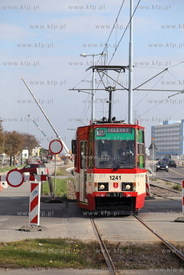 Tramwaj linii 10 jadacy wzdluz przebudowywanej ul.Marynarki...