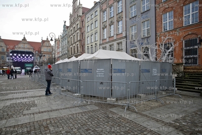 Stalowe ogrodzenie wokol  nielegalnie wystawionego...