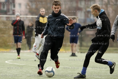 Gdansk Zaspa. Pilkarski turniej dzikich druzyn Do przerwy...
