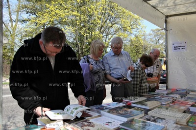 Gdańsk Oliwa. Wymiana książek wśród mieszkańców...