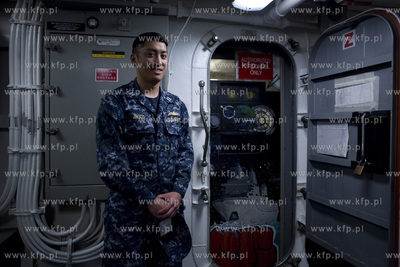 Amerykański okręt desantowy San Antonio dowodzący...