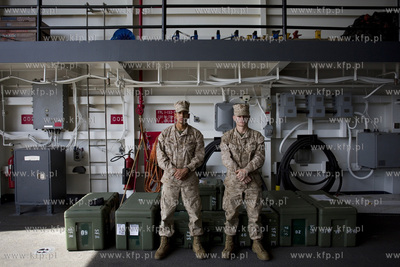 Amerykański okręt desantowy San Antonio dowodzący...